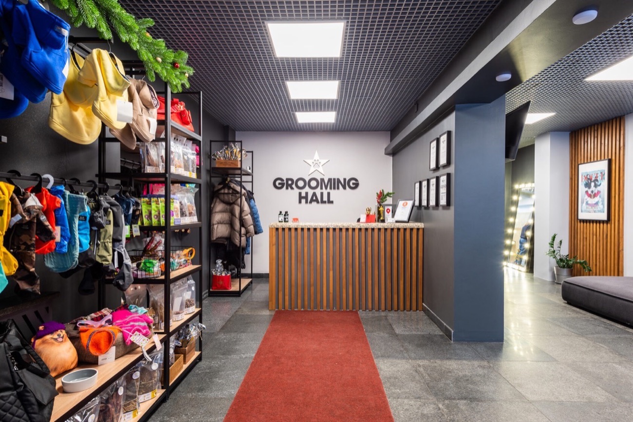 Ресепшн салона Grooming Hall с красной дорожкой